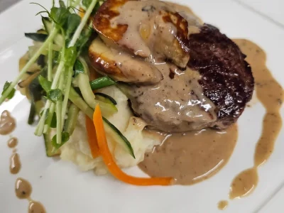 Le Lodge, photo d'un plat du soir de Filet de bœuf poêle et foie gras poêle crêpes de morilles
